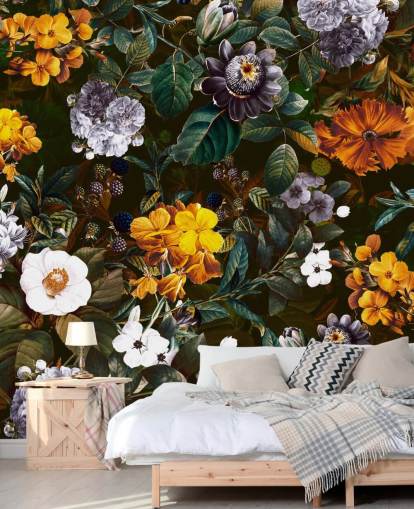 gule blomster mot mørke blomster tapet