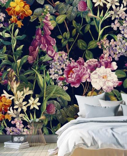 papel pintado de flores oscuras con flores amarillas y moradas