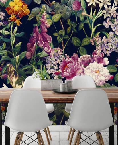 donkere bloemen met gele en paarse bloemenbehang