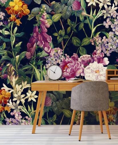 donkere bloemen met gele en paarse bloemenbehang