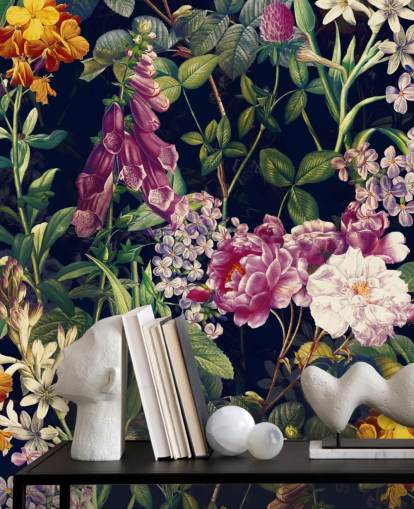 donkere bloemen met gele en paarse bloemenbehang