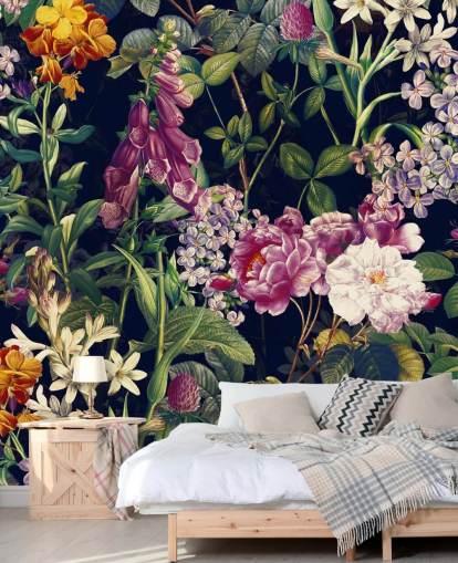 donkere bloemen met gele en paarse bloemenbehang