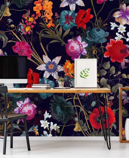 kleurrijk behang met donkere bloemen