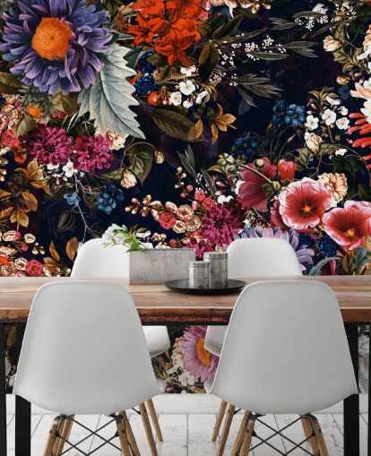 farverige blomster på sort baggrund tapet