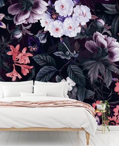 Dunkel lila Blüten mit weißen Reflexen Tapete