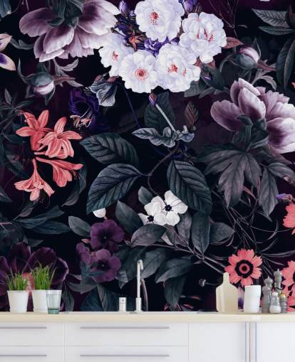 mörklila blommor med vita höjdpunkter tapeter