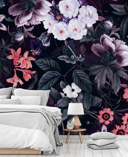 donkerpaarse bloemen met witte highlights behang