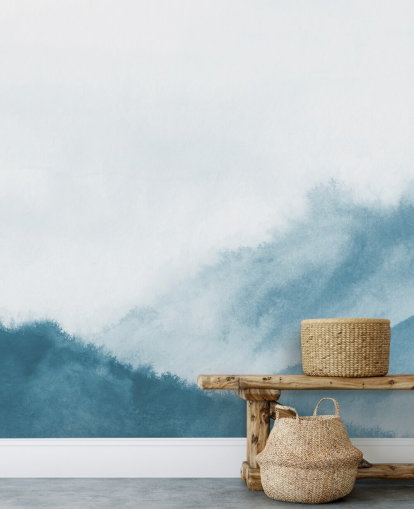 Nebelige Berge auf blaufarbener Aquarelltapete