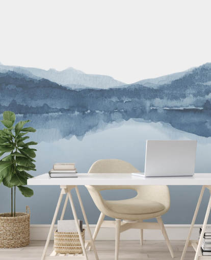 fondo de pantalla azul de lago y montañas