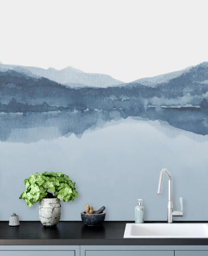 blauw meer en bergen behang