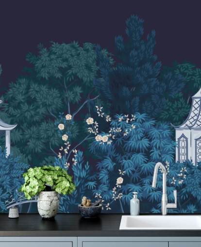 dunkles Chinoiserie-Tapetenbild namens Chinoiserie Garden at Night für Schlafzimmer