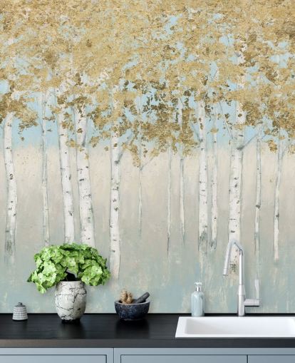 papier peint bouleaux aux feuilles dorées et ciel rose clair