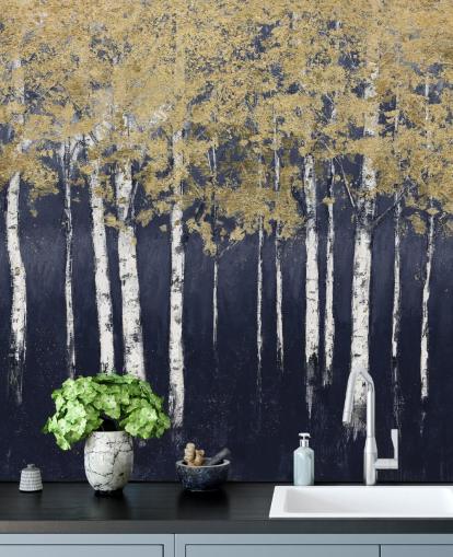 papel pintado de abedul en tonos azul oscuro y dorado