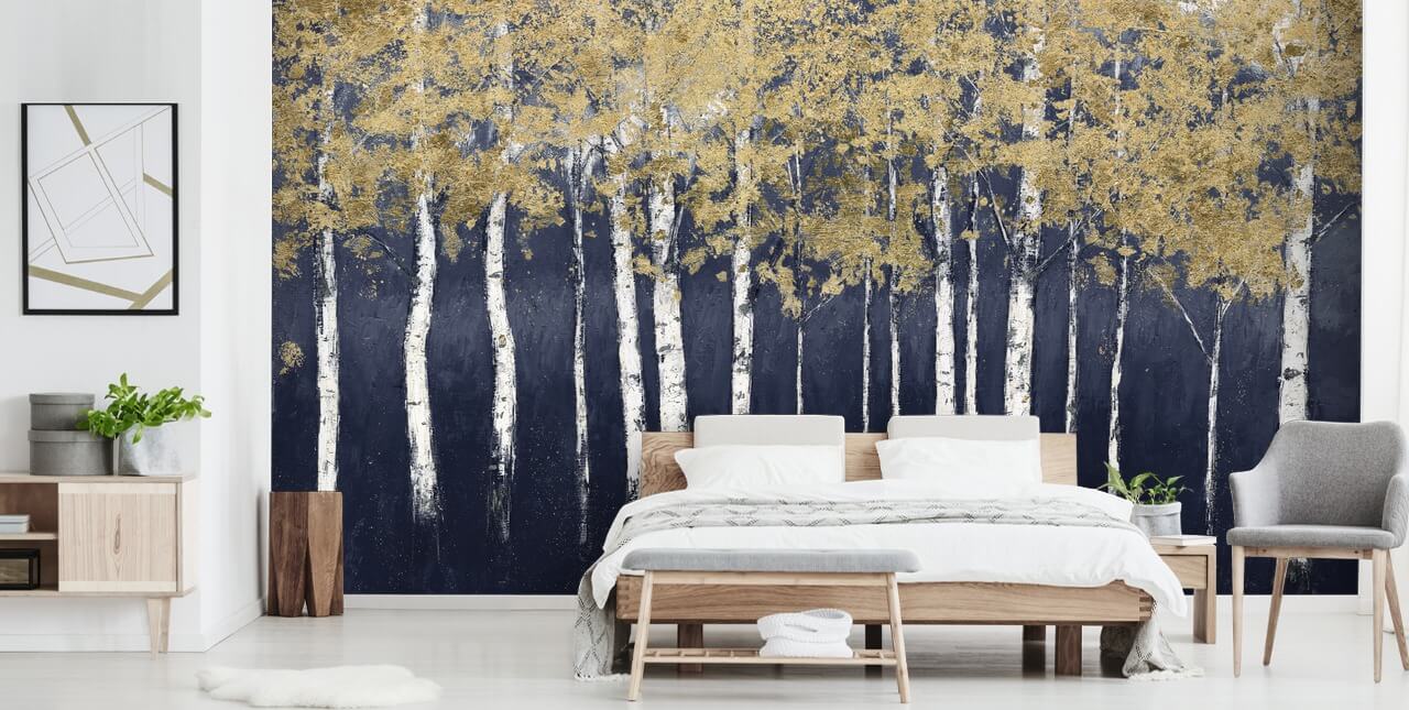 carta da parati in betulla dai toni blu scuro e oro
