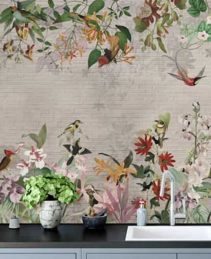 pared de ladrillo falso y papel pintado de pájaros y plantas tropicales