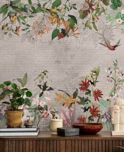 pared de ladrillo falso y papel pintado de pájaros y plantas tropicales