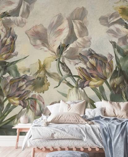 Tulpen-Tapetentapete im Vintage-Stil mit dem Titel Antique Tulips von Marina Stupakova für Schlafzimmer und Wohnzimmer