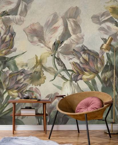 carta da parati murale in stile vintage con tulipani chiamata Antique Tulips di Marina Stupakova per camere da letto e salotti