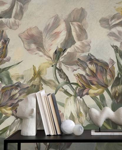 carta da parati murale in stile vintage con tulipani chiamata Antique Tulips di Marina Stupakova per camere da letto e salotti