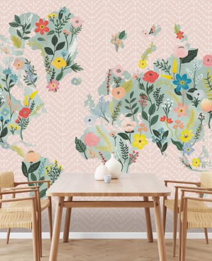 lichtroze bloemenbehang met wereldkaart
