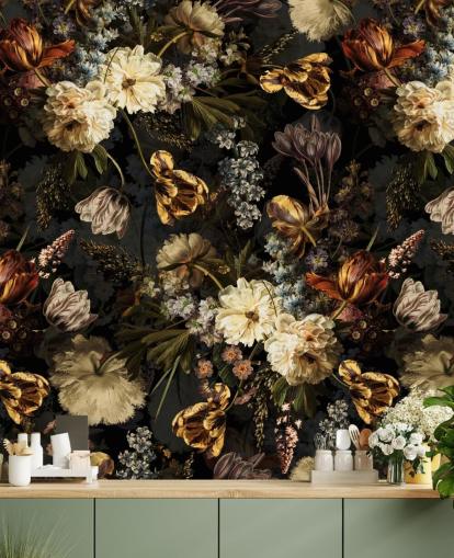 mørke blomster gyldne toner tapet