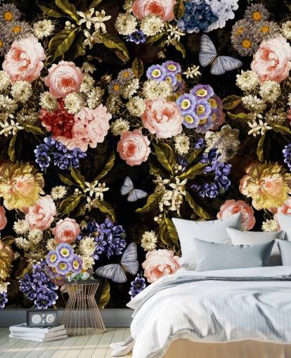 mørke blomster i lilla og rosa tapet