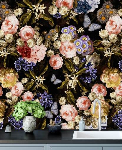 dunkle Blumen in lila und rosa Papiertapete