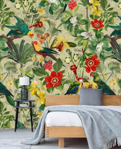 Groen tropisch behang met rode en gele bloemen en groene papegaaien Groen tropisch behang met rode en gele bloemen en groene papegaaien