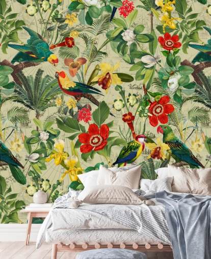 Papel pintado tropical verde con flores rojas y amarillas y loros verdes