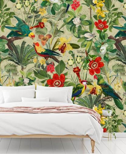 Groen tropisch behang met rode en gele bloemen en groene papegaaien
