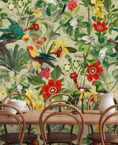 Groen tropisch behang met rode en gele bloemen en groene papegaaien