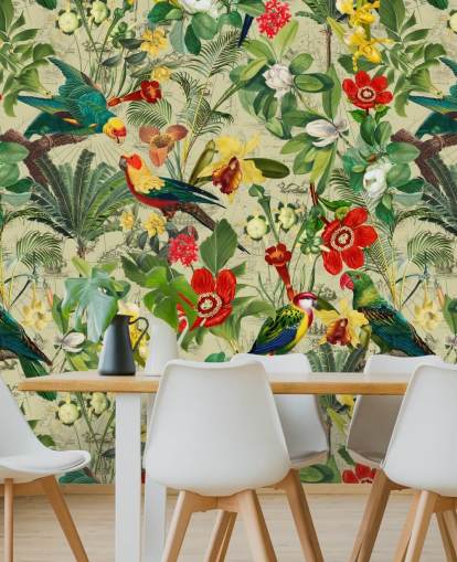 Groen tropisch behang met rode en gele bloemen en groene papegaaien