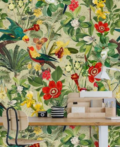 Papier peint tropical vert avec des fleurs rouges et jaunes et des perroquets verts