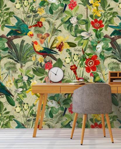 Papier peint tropical vert avec des fleurs rouges et jaunes et des perroquets verts