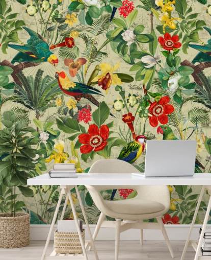 Papier peint tropical vert avec des fleurs rouges et jaunes et des perroquets verts