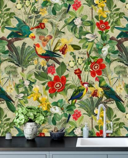 Carta da parati tropicale verde con fiori rossi e gialli e pappagalli verdi