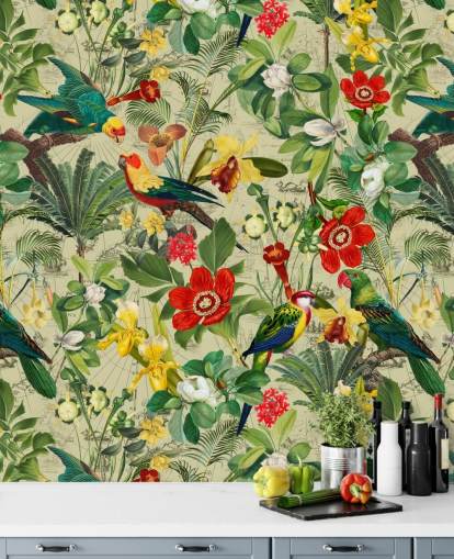 Papel pintado tropical verde con flores rojas y amarillas y loros verdes