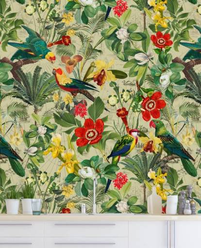 Papel pintado tropical verde con flores rojas y amarillas y loros verdes Papel pintado tropical verde con flores rojas y amarillas y loros verdes