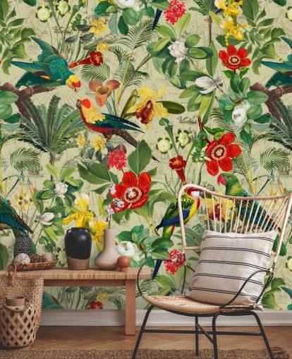 Papier peint tropical vert avec des fleurs rouges et jaunes et des perroquets verts