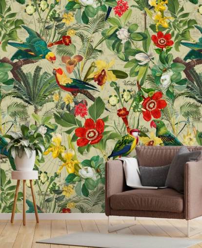 Papier peint tropical vert avec des fleurs rouges et jaunes et des perroquets verts
