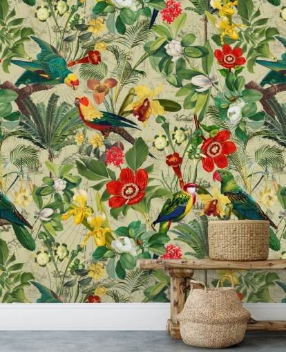 Papel pintado tropical verde con flores rojas y amarillas y loros verdes