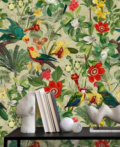 Papel pintado tropical verde con flores rojas y amarillas y loros verdes