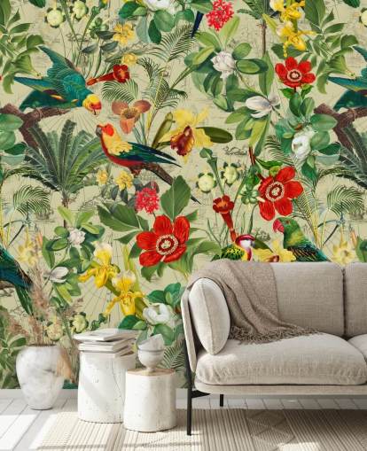 Papier peint tropical vert avec des fleurs rouges et jaunes et des perroquets verts Papier peint tropical vert avec des fleurs rouges et jaunes et des perroquets verts