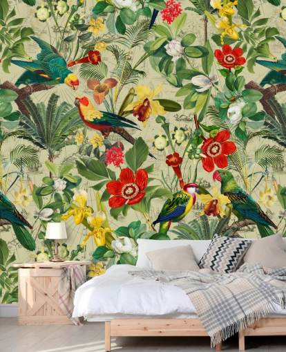 Papel pintado tropical verde con flores rojas y amarillas y loros verdes