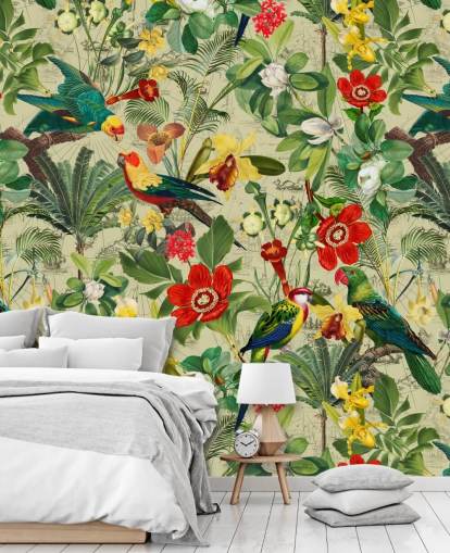 Papel de parede tropical verde com flores vermelhas e amarelas e papagaios verdes