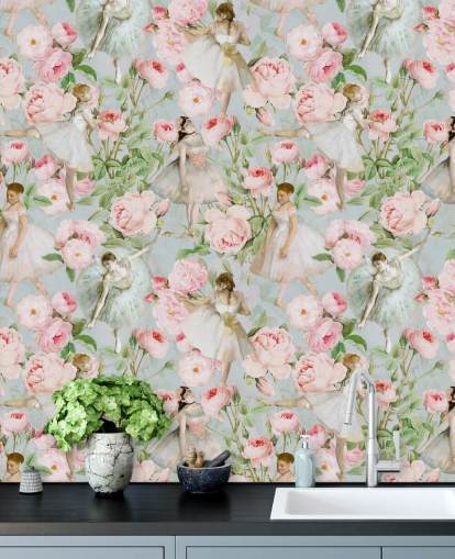 Flores rosa pastel e mulheres dançando em vestidos brancos em um fundo azul claro