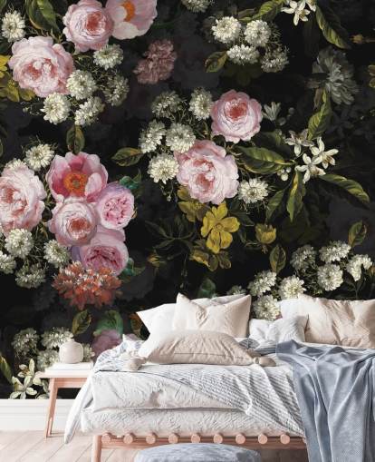 lyserøde roser og gule blomster på mørk baggrund tapet