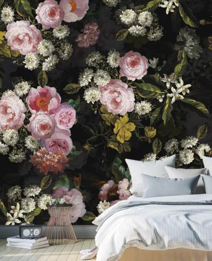 rosas cor de rosa e flores amarelas no papel de parede de fundo escuro rosas cor de rosa e flores amarelas no papel de parede de fundo escuro