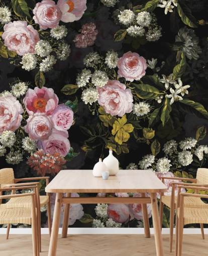 lyserøde roser og gule blomster på mørk baggrund tapet