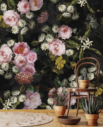 roze rozen en gele bloemen op donkere achtergrond behang